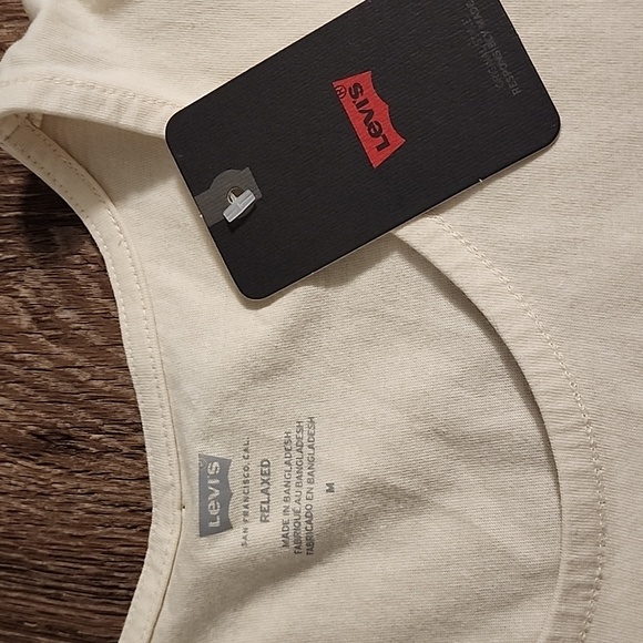 📛 5/$25 NWT Levi Graphic Tank - Picture 3 of 5